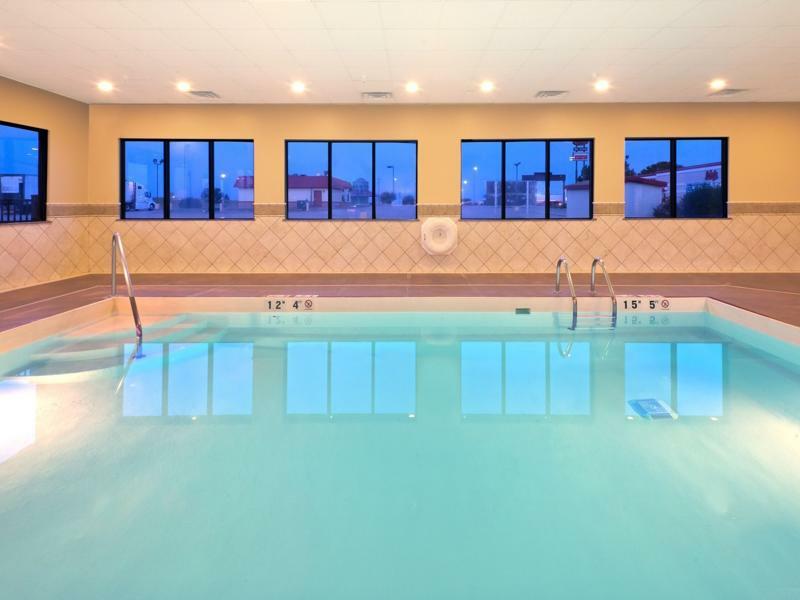 Holiday Inn Express Hotel & Suites Colby By Ihg Exteriér fotografie