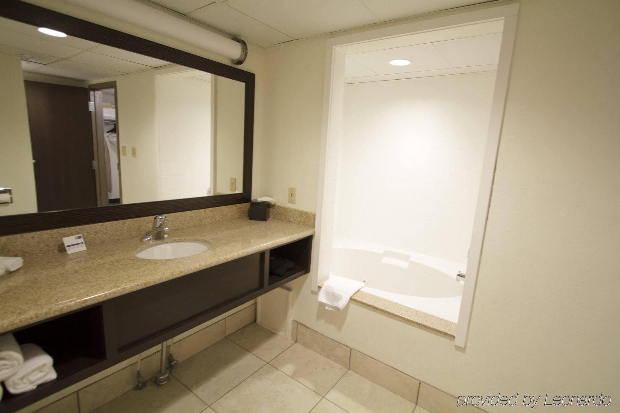 Holiday Inn Express Hotel & Suites Colby By Ihg Exteriér fotografie